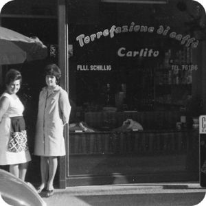 Coppia di donne davanti alla vetrina di Caffè Carlito