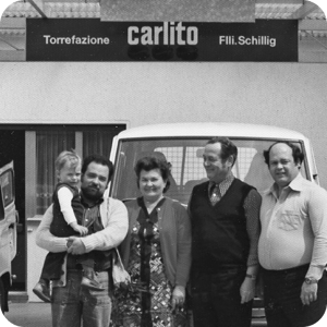 La famiglia Schillig davanti alla prima sede di torrefazione