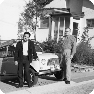 Due uomini di Caffè Carlito davanti ad un furgoncino promozionale